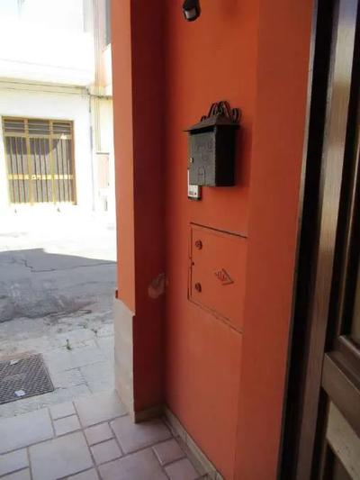 Piena proprietà per la quota di 1000/1000 di civile abitazione di tipoeconomico situata a piano terra, con annesso deposito di pertinenza, sita in Monteroni diLecce, alla via Monte San Gabriele n.25, stesso numero civico è riportato ancheall’appartamento posto al piano primo originariamente facente parte dell’intero corpo difabbrica.
