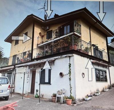 Villetta ubicata a Gavignano (RM) - Strada Seconda di Vallicelle, n.5 interno 1, piano T-1,  parte di un fabbricato di maggiore consistenza disposto su due livelli, piano terra e primo, collegati tra loro da una scala interna e composto da tre vani catastali, con annessa corte esclusiva di pertinenza, 16 piante di ulivo, 1 di castagno; completamente abusivo, non sanabile,oggetto  di ordinanza di demolizione. Viene posto in vendita per il diritto di proprietà (1/1) in base al "valore d'uso".
