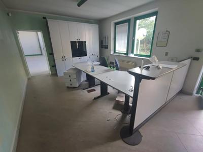 lotto 1) Lotto arredamento da ufficio composto da: bancone da ingresso tipo...