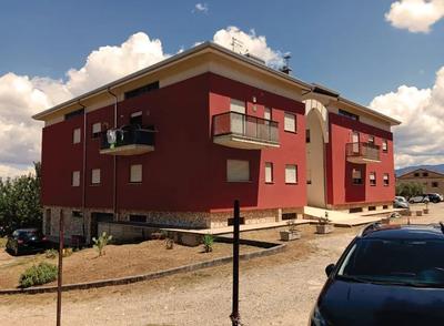 Appartamento al P.T. composto da soggiorno/sala pranzo, corridoio, 2 camere, bagno, vano scala di accesso al P.Seminterrato e balcone; Garage pertinenziale, censito in catasto come magazzino, accessibile dall’app.to al P.T. mediante scala, ma dotato anche di accesso al P.Seminterrato. Piccolo ripostiglio ricavato nello spazio sottoscala. Abusi edilizi con possibilità di sanatoria. Superficie calpestabile dell’app.to mq 76,70 (oltre mq 4,40 di balcone); garage mq 40,20. Libero.
