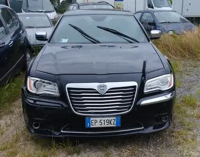 AUTOVETTURA LANCIA THEMA TARGATA EP519KZ TELAIO N. 2C3CLACM1CH197404  IMMATRICOLATA IL 30/10/2012 – 2987 CC – 176 KW – GASOLIO – EURO 5B - KM RILEVATI 190.510 – ULTIMA REVISIONE REGOLARE 30/07/2020.IL VEICOLO SI PRESENTA FERMO DA TEMPO ED ALLO STATO ATTUALE NON MARCIANTE. PRESENZA DI N.02 CHIAVI E. SPROVVISTA DELLA CARTA DI CIRCOLAZIONE E DEL CERTIFICATO DI PROPRIETÀ. CANCELLAZIONE GRAVAMI A CARICO DELL’AGGIUDICATARIO.