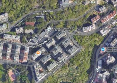 Appartamento di 6 vani situato al primo piano di un edificio dotato di ascensore, in buono stato di conservazione, composto da ingresso, due camere, un ampio salone, cucina abitabile, bagno con doccia e piccolo ripostiglio, oltre a due poggioli, il tutto in discrete condizioni di manutenzione e conservazione generale.