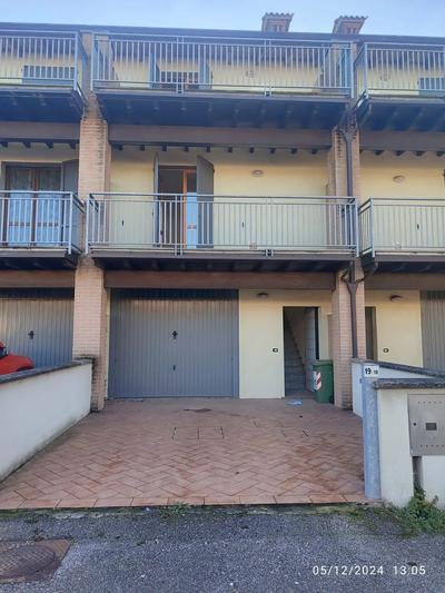 Intera piena proprietà di: Bene n. 36) Villetta a schiera sviluppantesi su 3 piani fuori terra, facente parte di fabbricato inserito in un complesso condominiale e composta: al piano T, da porticato e ingresso con vano scale; al piano 1°, da vano scale, atrio, bagno, cucina, soggiorno e balcone; al piano secondo, da vano scale, atrio, bagno, due camere da letto e balcone; con annesse aree cortilive antistante e retrostante; Bene n. 37) Garage pertinenziale posto al piano T del medesimo corpo di fabbrica