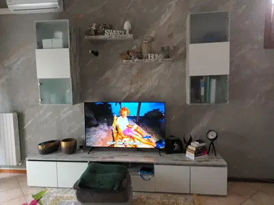 mobile soggiorno, tvc samsung,divano 3 cuscini in simil pelle, tavolorettangolare con 6 sedie, divano 2 sedute
