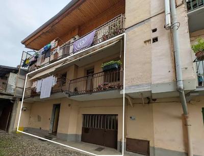 Alloggio su due piani (terreno e primo) posto in contesto di case “di...