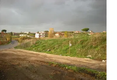 COMPENDIO 2- LOTTO UNICO: Terreno sito in Ariccia Via Vigne Nuove a confine con S.P. di Ardea , Strada Vecchia di Nettuno, fosso emissario, così identificato presso il Catasto Terreni del Comune di Ariccia: foglio 24 particella 290, qualità: seminativo, classe 4, superficie mq 34.473,r.d.170,26, r.a. 89,61; foglio 24 particella 291, qualità: seminativo, classe 4, sup. mq 2.520, r.d. 12,36, r.a. 6,51; foglio 24 particella 292, qualità: seminativo, classe 4, sup. mq 37, r.d. 0,18, r.a. 0,10