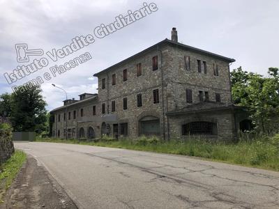 Lotto unico - Complesso immobiliare comprensivo di: a)...