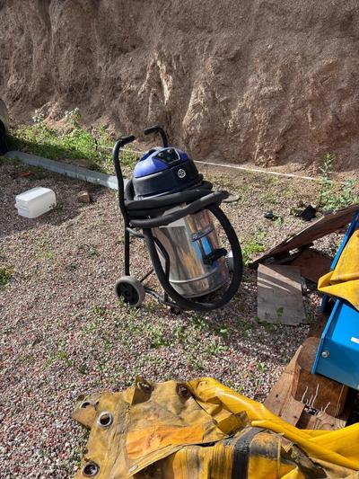 Cisterna per deposito acqua da 1000 lt. Bidoni aspirapolvere, Telo giallo in plastica, N. 2 Travi in acciaio, Macchinario ripara gomme (IN LOCO)