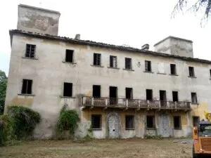 Piena proprietà di compendio immobiliare denominato "Il Castellonchio" comprendente: la villa padronale distribuita su tre piani fuori terra oltre a due torrette, una chiesa con campanile, canonica e sagrestia, un edificio ad uso tinaia, un edificio ad uso stalle e fienile, il tutto corredato da un parco esclusivo delimitato da muro di recinzione con 3 cancelli di ingresso oltre a terreni agricoli esterni posti sul lato Sud ed Ovest. Libero. Vedasi Avviso e Perizia per tutte le specifiche.