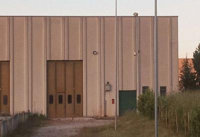 Fabbricato industriale, su due livelli fuori terra con area esterna adiacente al fabbricato è di circa 4.200 m2. occupato dal debitore esecutato. Il tecnico ha dichiarato la conformità catastale e quella edilizia.