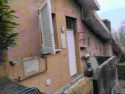 Abitazione di tipo civile (A2) primo piano con scala comune esterna. Composta da ingresso/disimpegno, balcone, cucina, soggiorno, terrazza, disimpegno, bagno, due camere e al piano seminterrato taverna con ripostiglio, al piano interrato taverna, bagno. Giardino e box al piano terra.