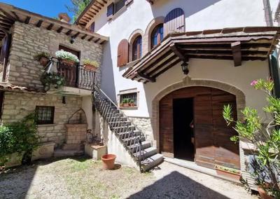 Diritti di piena proprietà pari ad 1/1 spettanti a omissis: Unità immobiliare elevata su tre piani (P.T - 1^-2^) destinata a civile abitazione, con accesso da scala esterna che si apre dalla corte ...