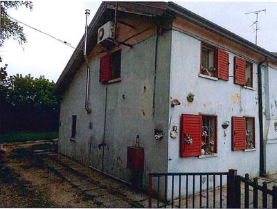 Piena proprietà per la quota di 1/1 di vecchio fabbricato di civile...