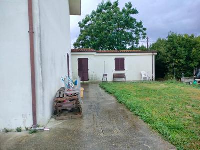 Diritti pari ad 1/1 di proprietà di immobile sito nel Comune di Sant’Elpidio a Mare, località Bivio Cascinare, Via Guido Rossa n.420, censito al Catasto Fabbricati del Comune di Sant’Elpidio a Mare al Foglio 8, particella 14, sub 2, categoria A/2, classe 4, consistenza 5,5 vani, superficie 117 mq, rendita catastale Euro 252,81.L’immobile è costituito da un’abitazione sita al piano terra e compone di soggiorno con angolo cottura, disimpegno di collegamento, due bagni, un ripostiglio e due camere da letto.
