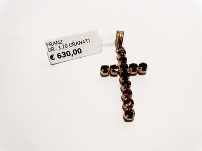 (Lotto n.1784) un ciondolo in oro giallo 18 kt a forma di croce con pietre...