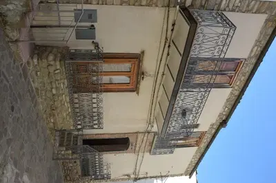 Piena proprietà 1/1 abitazione autonoma, ristrutturata, in San Giorgio Lucano (MT), Via Cavour n. 9, composta da: piano terra con soggiorno, cucina e bagno di servizio sotto il vano scala, superficie netta mq 45,51; primo piano con disimpegno, bagno e camera da letto con spogliatoio, superficie netta mq 46,91; in catasto fabbricati al foglio 29, p.lla 251, sub. 3 indirizzo via Cavour n. 48-50, piano T-1, categoria A4, classe 2, consistenza 4, rendita € 119,82;