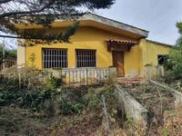 Villetta da riqualificare con terreni sita a Palombara...