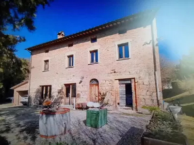 Diritto di piena proprietà su compendio immobiliare composto da abitazione in villino, laboratorio artigianale e sei appezzamenti di terreno agricolo riuniti in unico corpo.