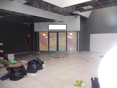 Nel Centro Commerciale Bertetto Center. Immobile ad uso commerciale provvisto di una vetrina, posta all’interno del centro commerciale, con affaccio sull’ingresso comune dello stesso, il quale permette l’accesso al negozio, composto da: area vendita, area cella frigo, ufficio, cucina, area somministrazione e bagni.