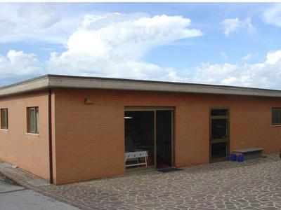 Diritti piena proprietà laboratorio al piano primo sotto strada, a pochi metri dal fabbricato residenziale, avente superficie ca-tastale totale di mq 153, altezza ml 3,00. Ha la struttura portante in c.a e comprende oltre al laboratorio, due WC ed un piccolo ufficio. Gli impianti sono funzionanti.