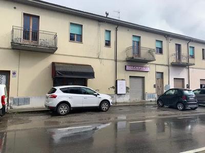 Diritto di piena proprietà su bene  sito in Comune di Buonconvento (SI) nel tratto urbano della strada statale (SS) 2 Via Cassia, a pochi passi dalla stazione ferroviaria  censito  al Foglio 43 Particella 225 Subalterni graffati 36 e 37- Cat. C/1 Sup. mq- 57 - R.C. € 1.018,56-Via Del Taja nc.11,  .Foglio 43 Particella 225 Subalterno 17 - Cat C/1- mq 61- R, C. 43,75.- Via Del Taja nc.13, negozio, unito di fatto tramite una apertura interna, con l’immobiliare adiacente (subb 36 e 37) . 