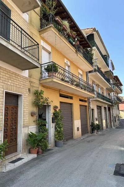 Diritti di proprietà (1/1) su Appartamento ubicato a Sonnino (LT) – Via Giuseppe Di Vittorio n. 24, interno 2, piano 1. L'Unità Immobiliare residenziale, appartamento di superficie lorda pari a circa 100 mq, posto al piano primo di un fabbricato di n. 3 piani fuori terra, composto da ingresso, disimpegno, ampio soggiorno, due camere, cucina, servizio igienico, ripostiglio, un piccolo locale tecnico/deposito oltre cortile e balcone.