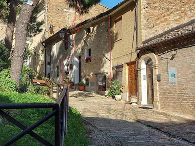 PIENA PROPRIETÀ DI CASA UNIFAMILIARE sita nel centro storico, composta da un piano seminterrato, terra e piano sottotetto (collegati internamente)