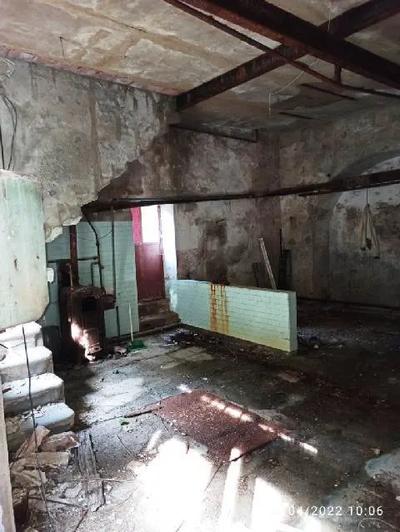 Complesso immobiliare ex frantoio con appezzamenti di terreno a bosco. Il complesso è composto da:a) un fabbricato principaleb) un piccolo fabbricato fuori terrac) tre appezzamenti di terreno a ...