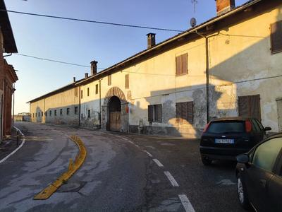 Proprietà piena ed esclusiva di compendio rurale/cascinale storico chiuso a corte, composto da n. 2 unità abitative residenziali poste in adiacenza al resto dei fabbricati agricoli quali depositi e tettorie, nonché da alcuni terreni agricoli di natura pertinenziale.