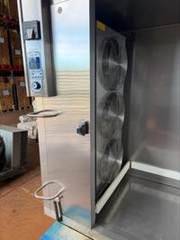 Lotto costituito da attrezzature professionali già impiegate nell'attività di commercio all'ingrosso e al dettaglio di carni e prodotti alimentari.