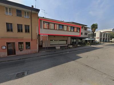Unità commerciale al piano primo adibita ad abitazione situata nel Comune di Chiampo (VI), in Via Bruno Dal Maso n. 74. Superficie commerciale totale: 235 mq Per maggiori informazioni visitare il portale www.quimmo.it - Codice annuncio 2639876