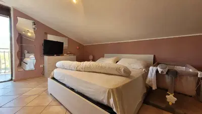 Lotto composto dai seguenti beni per il diritto di piena proprietà: • BENE 1: unità immobiliare int. 9 –(sub 5), piano terra, prima unità entrando da Via Saturno• BENE 2: unità immobiliare int. 13 (sub 9) – piani primo e sottotetto, sovrastante l'int. 9 – identificata in Catasto Fabbricati al F. 55, p. 1342, sub 9. 2 rendita Euro 302,13 Appartamento duplex