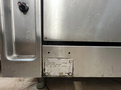 Cucina professionale a quattro fuochi, buono stato, marca non visibile. Valore di € 200,00.
