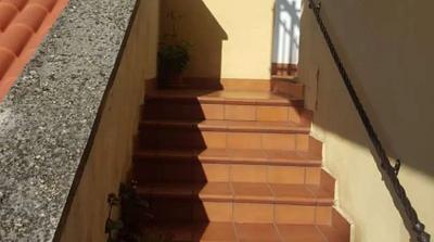 Villino nel comune di Artena Via dello Sport n. 254 oggi via Macere n. 53 al piano terra e primo con accessori, composto da due livelli fuori terra. Il piano terra suddiviso da garage e locali cantina; il piano primo destinato a civile abitazione suddiviso da ingresso, ampio soggiorno con angolo cottura, salotto, due bagni, disimpegno e tre camere da letto, oltre ad un balcone. Al piano terra l'immobile è servito da una retro corte e da una corte principale.