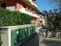 Trattasi di appartamento al primo piano, composto da ingresso-salone-cucina con terrazzo, due camere di cui una con terrazzo, bagno, oltre autorimessa e area urbana (posto auto esterno)