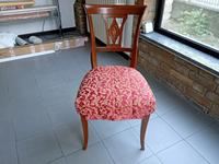 Poltrona con struttura in legno color noce e rivestimento in tessuto
