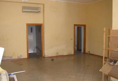 Locale uso negozio facente parte di edificio di maggiore consistenza, ubicato a piano terreno e formato da un ampio locale accessibile dalla via pubblica e da piccolo resede in proprietà esclusiva, oltre tre locali accessori retrostanti a confine con un terrapieno.