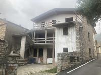 edificio in costruzione di tre piani fuori terra con cortile  