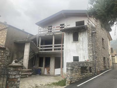 edificio in costruzione di tre piani fuori terra con cortile  