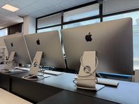 N°3 COMPUTER MARCA APPLE CON SCHERMO A CRISTALLI LIQUIDI 21 POLLICI CIRCA, N°3 TAVOLI IN METALLO SCURO RETTANGOLARI DI DIMENSIONI DIVERSE, N°1 TAVOLO IN FERRO CON PIANO IN MARMO RETTANGOLARE, N°3 COLONNINE IN MARMO DI CUI 3 CHIARE E 3 SCURE DI DIMENSIONI DIVERSE