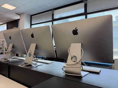 N°3 COMPUTER MARCA APPLE CON SCHERMO A CRISTALLI LIQUIDI 21 POLLICI CIRCA, N°3 TAVOLI IN METALLO SCURO RETTANGOLARI DI DIMENSIONI DIVERSE, N°1 TAVOLO IN FERRO CON PIANO IN MARMO RETTANGOLARE, N°3 COLONNINE IN MARMO DI CUI 3 CHIARE E 3 SCURE DI DIMENSIONI DIVERSE