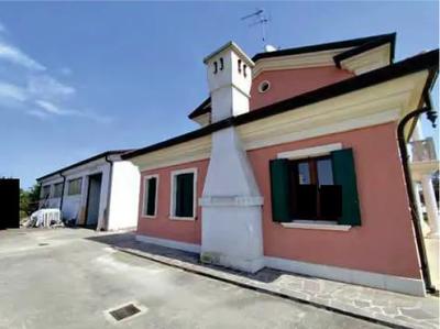 Piena proprietà di unità immobiliare composta da magazzino ed un corpo di...