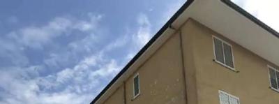 Piena proprietà di immobile categoria A/2, consistenza 8,5 vani.Il lotto è costituito da un appartamento sito al piano primo e garage/deposito sito al piano seminterrato in un complesso residenziale denominato “Condominio Parco delle Mimose”. L'appartamento è composto da: cucina, soggiorno, 3 camera da letto, 2 wc, disimpegno e ripostiglio, oltre due balconi.  Occupato. Sono presenti difformità.