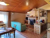 Piena proprietà per la quota di 1/1 di appartamento al secondo piano con  tre camere, un soggiorno, una cucina abitabile e due bagni; sono presenti, altresì, due balconi e una veranda, attualmente chiusa con vetrate non amovibili.