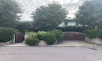 Villa composta da un’abitazione principale con garage ed...