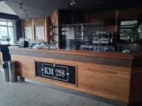 LOTTO UNICO COMPOSTO DA: BANCONE BAR LUNGO CIRCA 7m,...