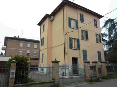 Piena proprieta' di appartamento posto al secondo piano di complesso immobiliare, con cantina al piano seminterrato, composto da ingresso, bagno, tinello, piccola cucina e due camere da letto matrimoniali, oltre ad area cortiliva (giardino) di uso esclusivo. L'immobile ha una superficie commerciale di mq. 79,60; area cortiliva di uso esclusivo di mq. 85,00.L'immobile verra' consegnato libero a cura del Custode Giudiziario in seguito all'emissione del decreto di trasferimento.