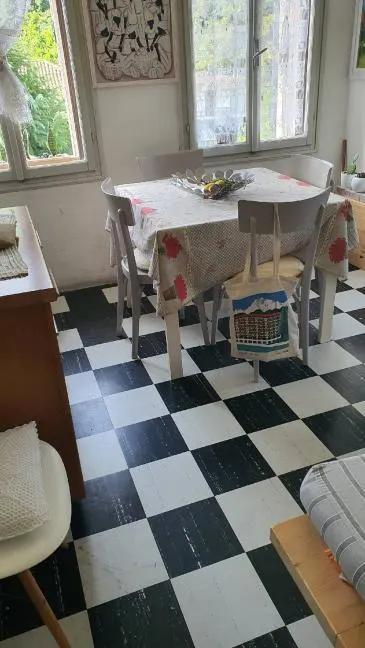 appartamento al piano terzo di un condominio, dispone di due piccole cantine entrambe all'interno del sub 9, composto da un ingresso che distribuisce una zona pranzo, due camere, un ripostiglio, un bagno, la cucina è posta di seguito alla zona pranzo.