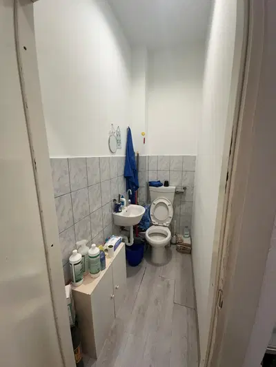 Piena proprietà in TORINO Via Vanchiglia con accesso dal civico 41 di unico negozio al piano TERRENO (1° F.T.) composto da locale di vendita con accesso dalla via Vanchiglia e locale retro con bagn...