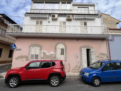 Immobile per civile abitazione non di lusso, piano terra, facente parte di un corpo di fabbrica. Composto da piano terra in muratura con parte interna soppalcata raggiungibile da una scala.